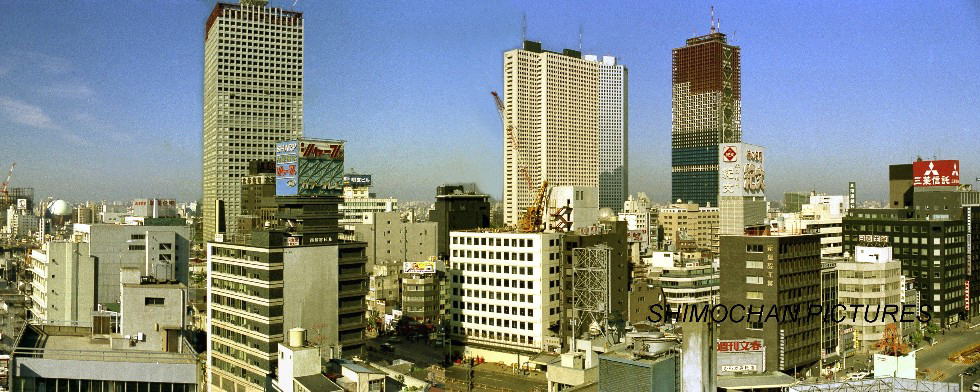 超高層ビル群の建築が行われている新宿