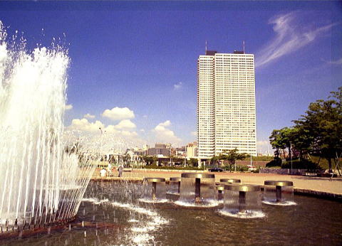 新宿西口公園と京王プラザホテル