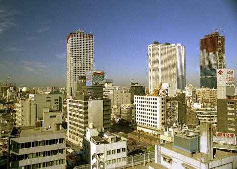 超高層ビル群の建築が行われている新宿